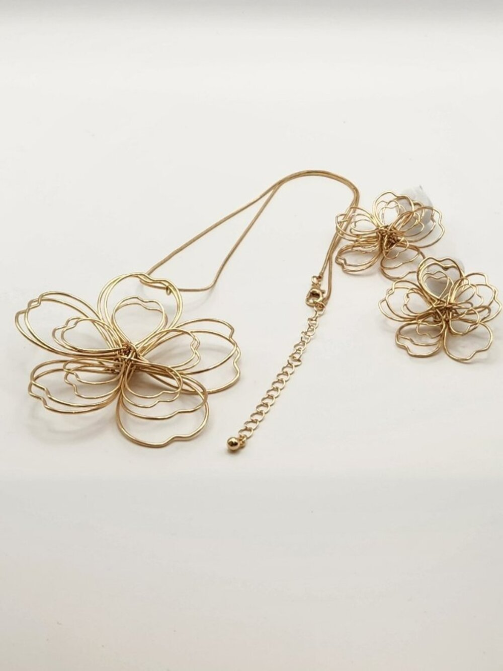 3 for $20 Three D effect necklace & earring set gold tone flower NIP